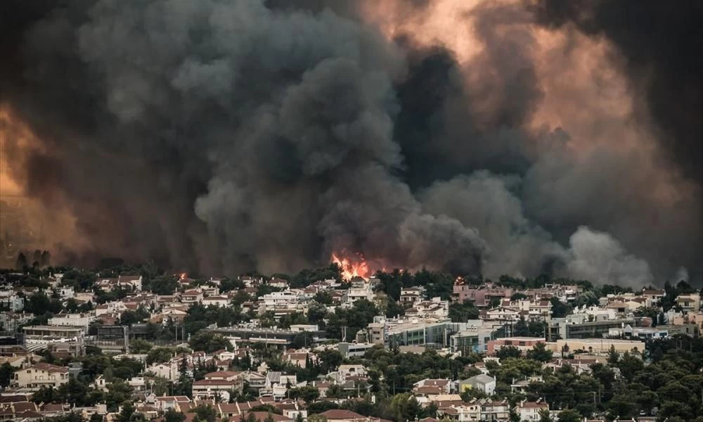 Φωτιά στην Αττική: 9 οι τραυματίες – Βίντεο ντοκουμέντο από τις εκρήξεις σε μάντρα αυτοκινήτων